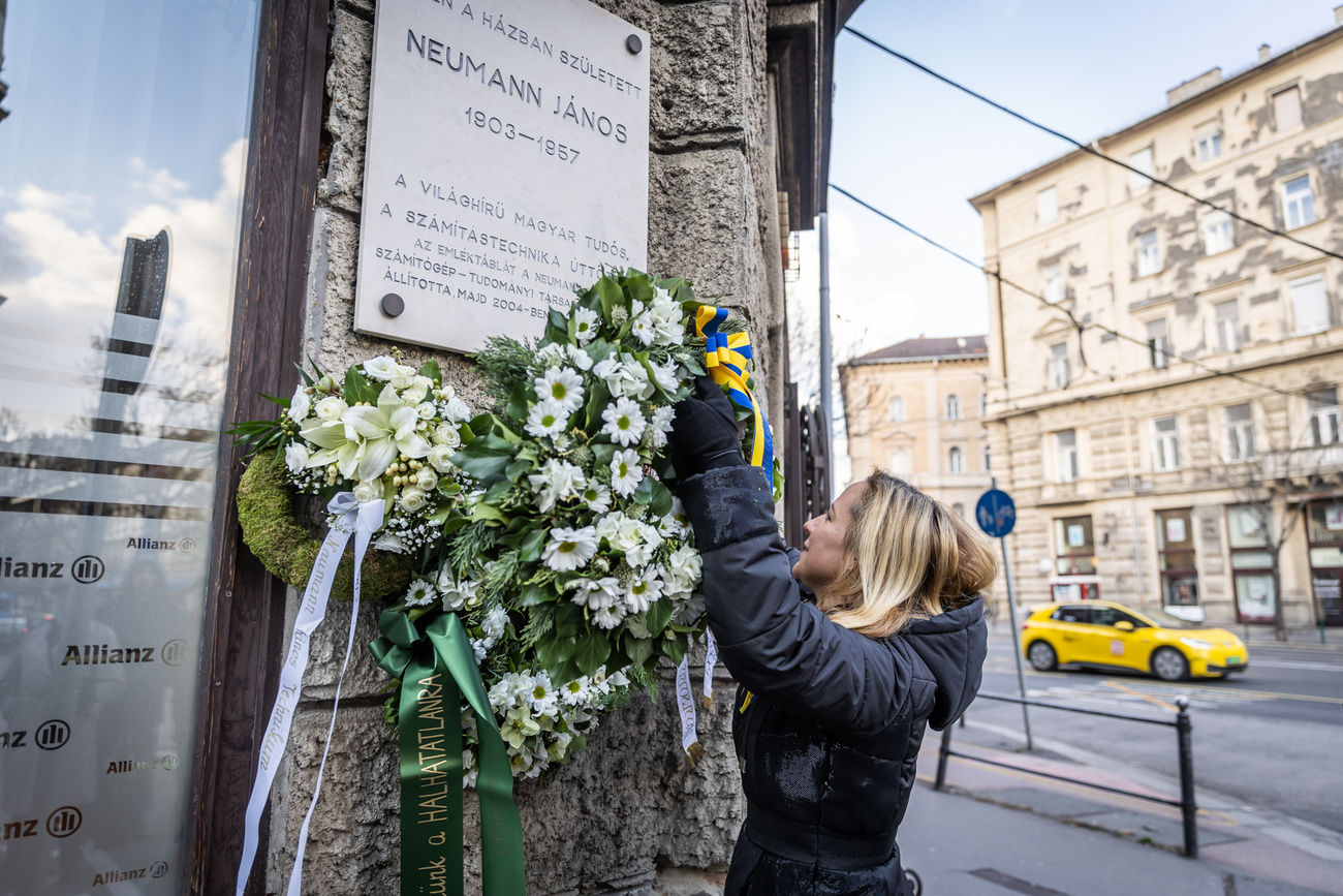 Index A zseniális Neumann Jánosra emlékeztek szülőházánál Galéria