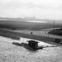  1943. A Petőfi híd felhajtója, Lágymányosi-tó feltöltés közben. A háttérben Kelenföld gyárai.