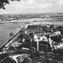 1937. Kilátás a Gellért-hegyről dél felé. Előtérben a Gellért Gyógyfürdő és a Műegyetem, távolabb a Lágymányosi-tó és a Déli összekötő vasúti híd.