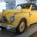 KÉP: Skoda 1100 a Skoda Museumban. Ahogy akkoriban oly sok mást, az autókereskedelmet is alapjaiban változtatta meg a Rákosi-korszak. 1951 májusától kizárólag az Autókereskedelmi Vállalaton, 1954-től az Autó és Alkatrészkereskedelmi Vállalaton keresztül lehetett új és használt gépjárművet értékesíteni. Évente néhány száz példányról volt szó, többek közt Tatraplanokról, Škoda 1101-esekről, de a felsőbb vezetésnek különlegesebb járművek is jutottak – a kapitalizmust folyton ekéző vezetők gyakran amerikai kocsikkal jártak. A képen is látható Škoda 1101-es népszerűbb neve Tudor volt, ami az angol two-door, vagyis kétajtós kifejezésből eredt. Kissé furcsa tehát, hogy később négy ajtóval is gyártották. A fotón szereplő kabrió kivitel ritkaságnak számított. A Tudorokat 1,1 literes, négyhengeres motor hajtotta, 32 lóerővel. Micsoda fejlődés az első Benzekhez képest!És mekkora a különbség egy korabeli autó és egy mai között! Az alternatív hajtások és okos megoldások új korszakot hoznak el épp napjainkban. Ezek nem csak kényelmesebbé teszik az autózást, hanem egészségügyi szempontból is nagy előrelépést jelentenek felhasználónak és környezetének egyaránt. Érdekes, hogy hasonló fejlődésen ment keresztül több iparág, köztük például a dohányipar is.