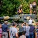 A Városligetben „állomásozott” a honvédség is. A látogatók különböző harckocsikat nézhettek meg, itt épp az új Leopard tankot szelídítik az érdeklődők. 