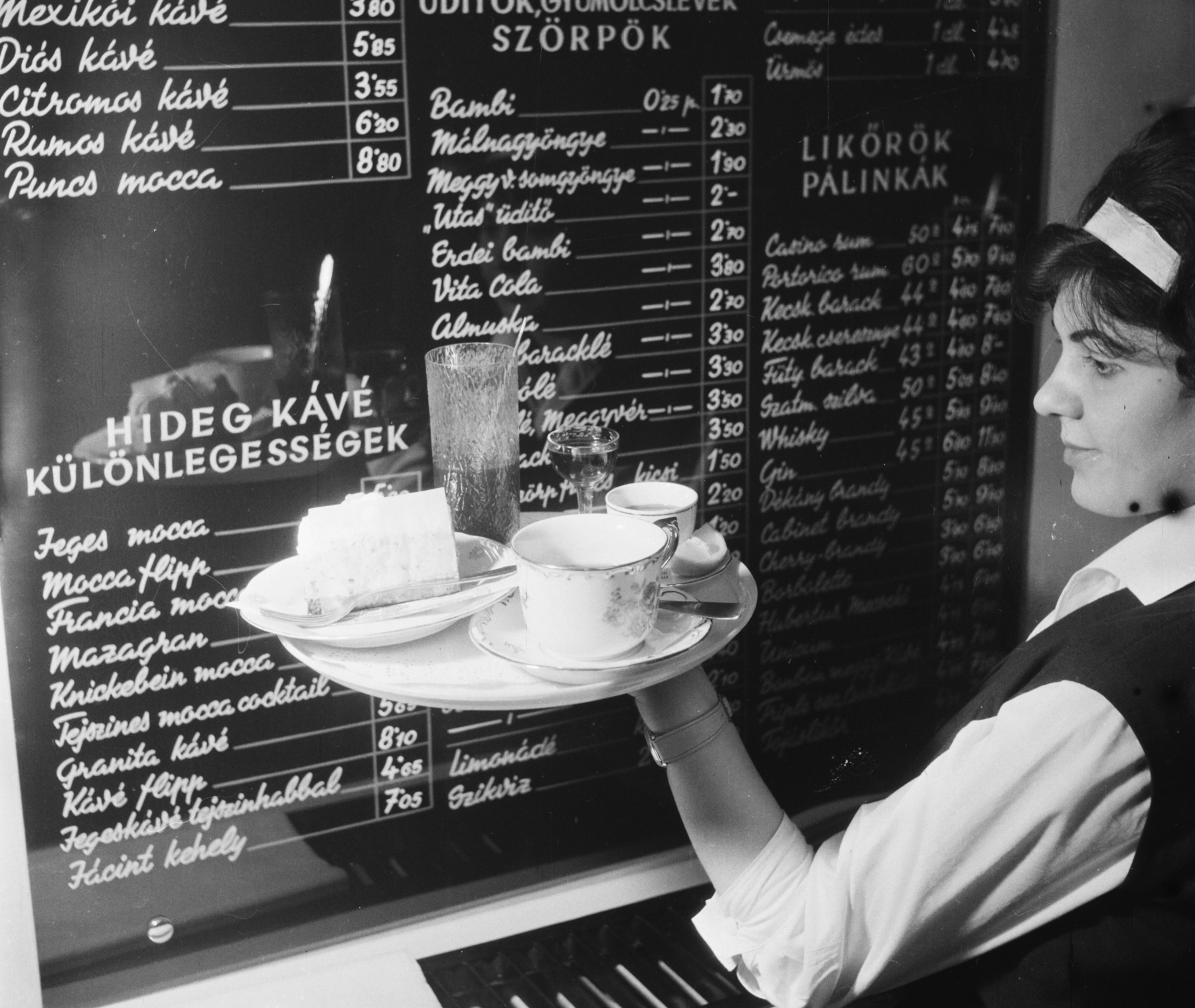 Oktogon (November 7. tér), Abbázia kávéház, 1969.