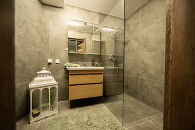 Termálvizet vezető csőrendszer. A kék ládákban található a polimer adalékanyag, mely segít kiküszöbölni a vízkövesedést. 