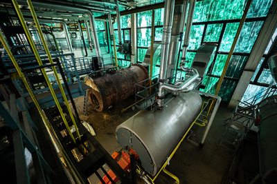 Termálvizet vezető csőrendszer. A kék ládákban található a polimer adalékanyag, mely segít kiküszöbölni a vízkövesedést. 