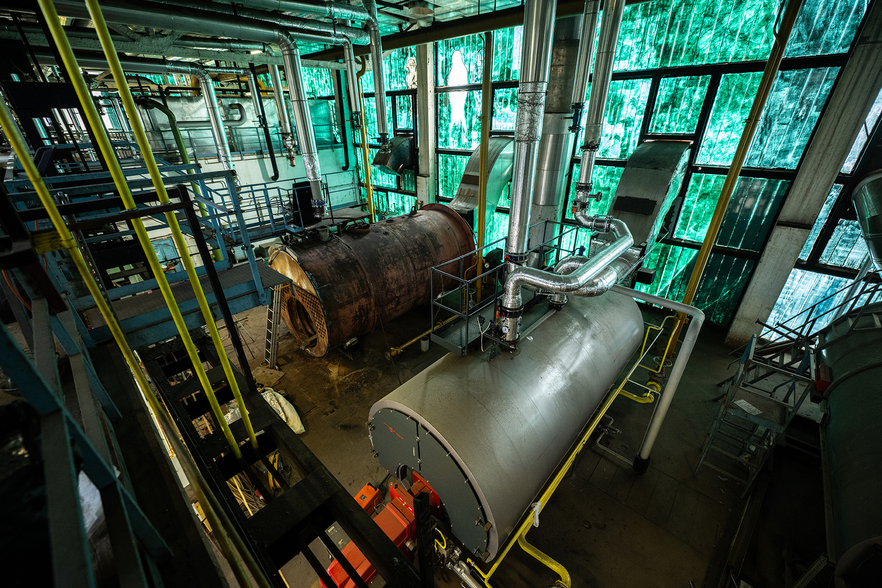 Termálvizet vezető csőrendszer. A kék ládákban található a polimer adalékanyag, mely segít kiküszöbölni a vízkövesedést. 