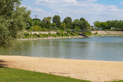 Lágymányosi öböl részlete, távolban a Rákóczi híd jellegzetes részlete. 