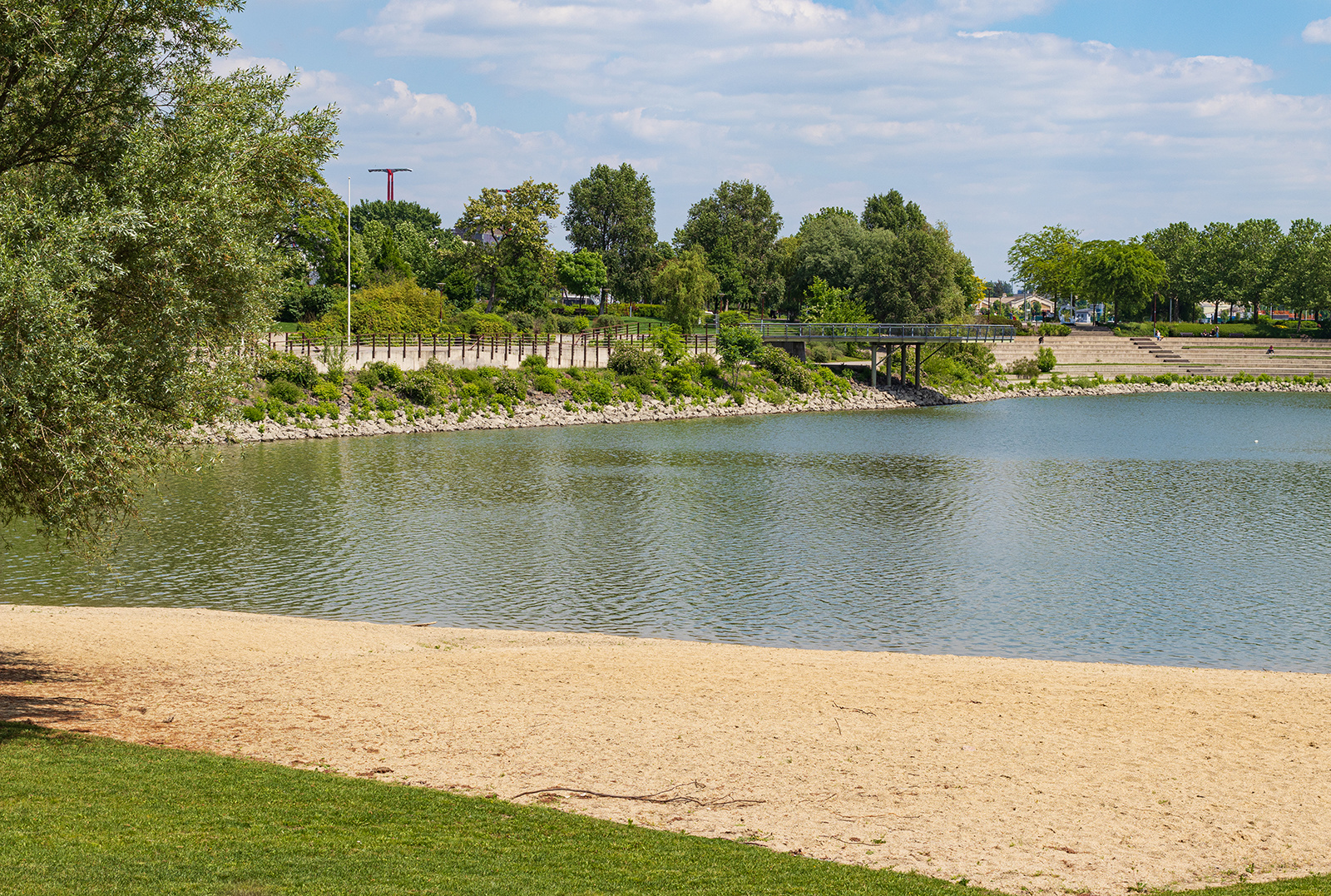 Lágymányosi öböl részlete, távolban a Rákóczi híd jellegzetes részlete. 