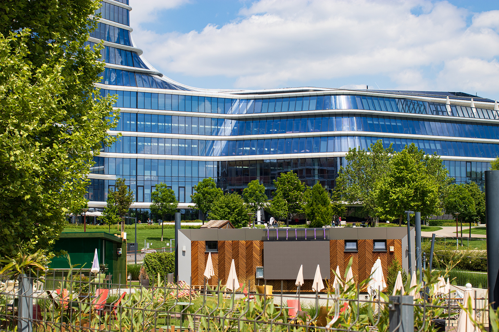 Lágymányosi öböl részlete, távolban a Rákóczi híd jellegzetes részlete. 