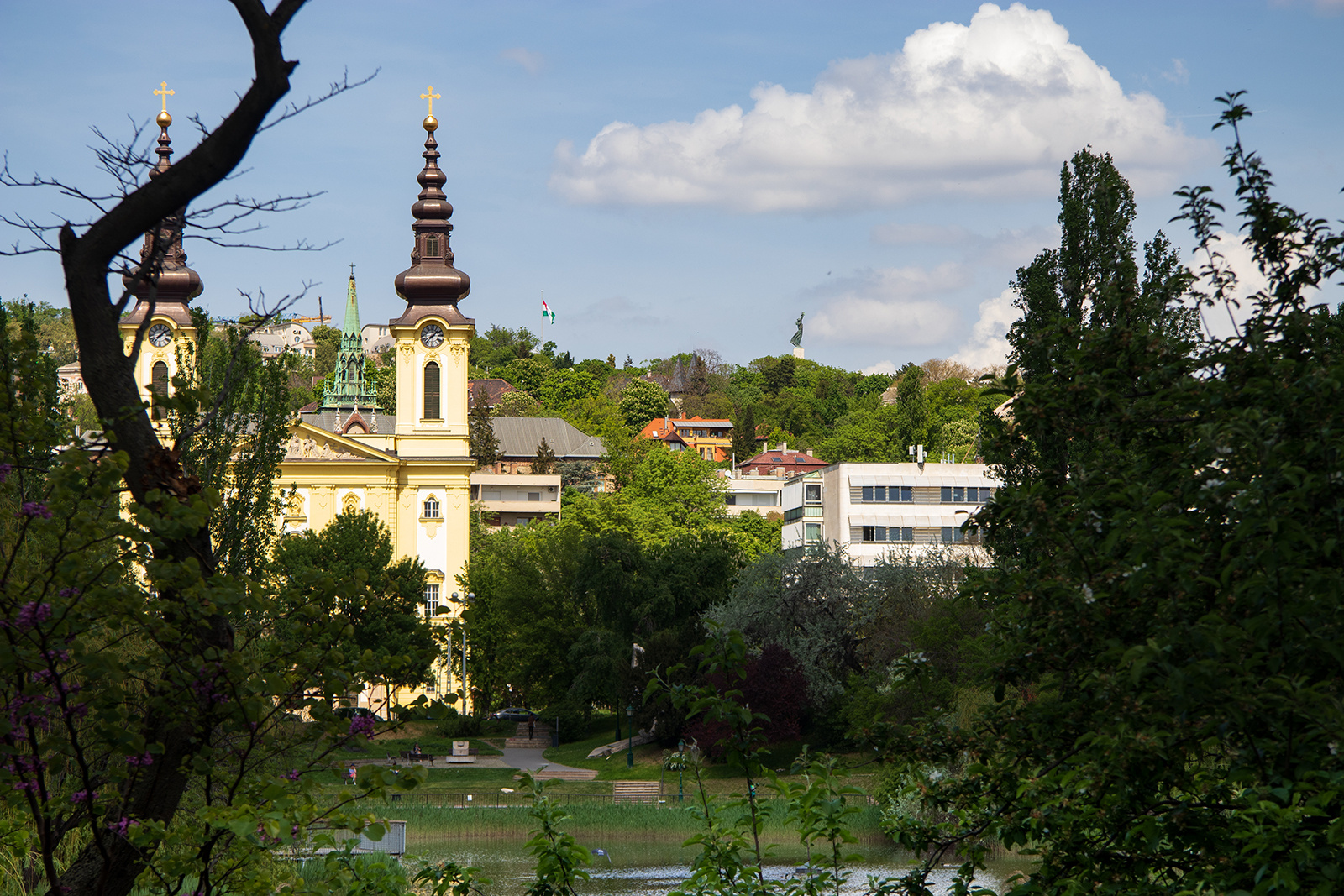Lágymányosi öböl részlete, távolban a Rákóczi híd jellegzetes részlete. 
