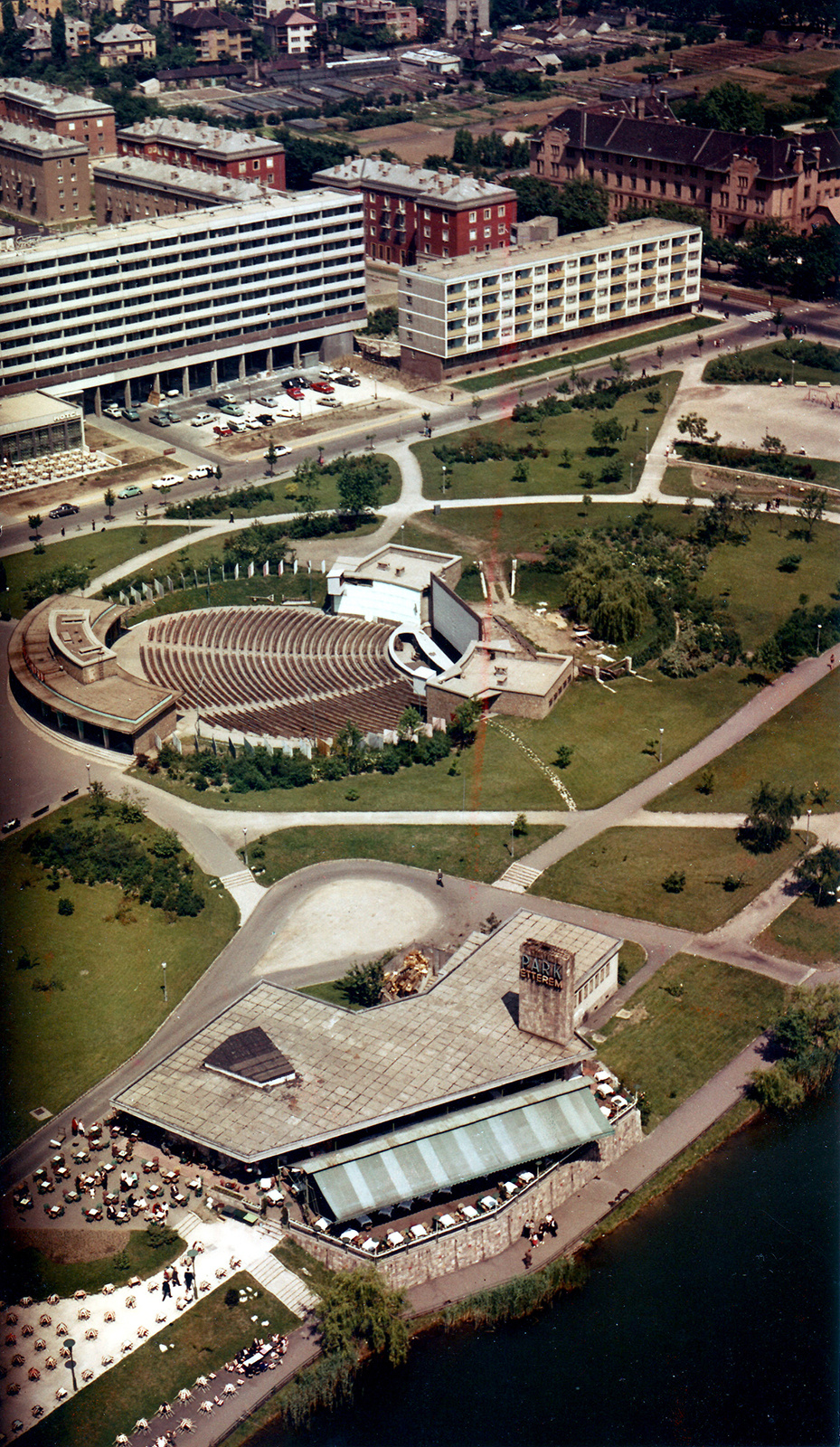 Lágymányosi öböl részlete, távolban a Rákóczi híd jellegzetes részlete. 