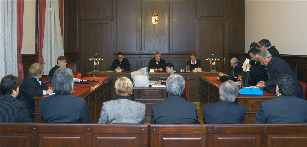2009: Bánáti János ügyvéd beszél a Legfelsőbb Bíróság tárgyalótermében, ahol folytatódott Princz Gábor volt Postabank elnök és társainak harmadfokú büntetőpere. 