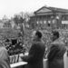 1957. május elseje.  Több százezres ünnepi felvonulás és nagygyűlés a Felvonulási téren, alig fél évvel a forradalom leverése után.