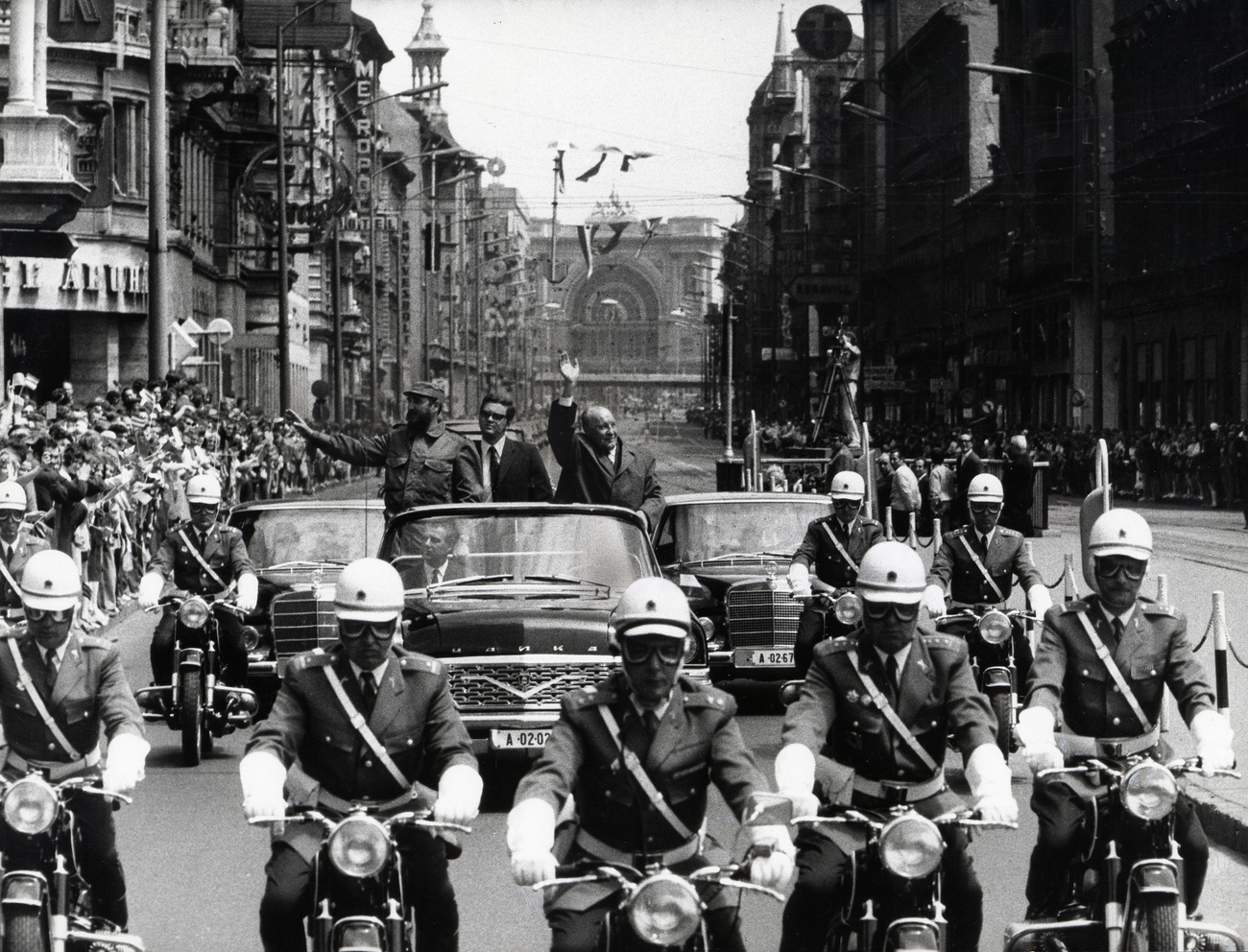 Kádár János koporsóját vivő gyászmenet a Rákóczi úton 1989. július 14 -én.