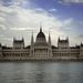 És ilyen most az Országház Duna felőli homlokzata, egységesen tiszta a hosszú évekig tartó restaurálás végeztével.