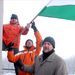 Hoppál Péter Fideszes országgyűlési képviselő, Kővári János, az Összefogás Pécsért Egyesület vezetője és egy aktivista kitűznek egy nemzeti színű zászlót