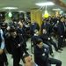 Buszvezetők hallgatják a sztrájkról szóló híreket, amint az igazgatóság ebédlőjében várakoznak a BKV Dél-pesti buszgarázsában 
