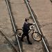 Kerékpárját toló nő megy keresztül a síneken a Moszkva téren