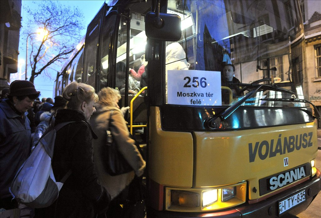 Egy átírt BKV tájékoztató tábla a Moszkva téren