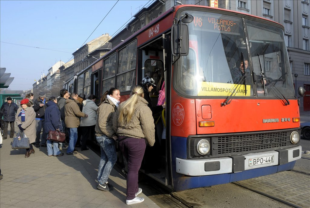 A BKV-sztrájk ötödik napján a Combinók helyett autóbuszok közlekednek a 4-es 6-os villamosok vonalán.