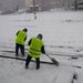 Munkások takarítják a havat a Déli pályaudvar előtti egyik váltót. Nézze meg az Indafotón!