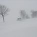 Személyautó halad a sűrű hófúvásban a 37-es számú főúton a Borsod megyei Gesztely közelében
