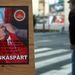 A Magyar Kommunista Munkáspárt is megjelentette választási hirdetéseit. A kábé A5-ös méretű plakátokon koszos körmű munkásököl szorít össze egy trikolórból vörösbe váltó lobogót.