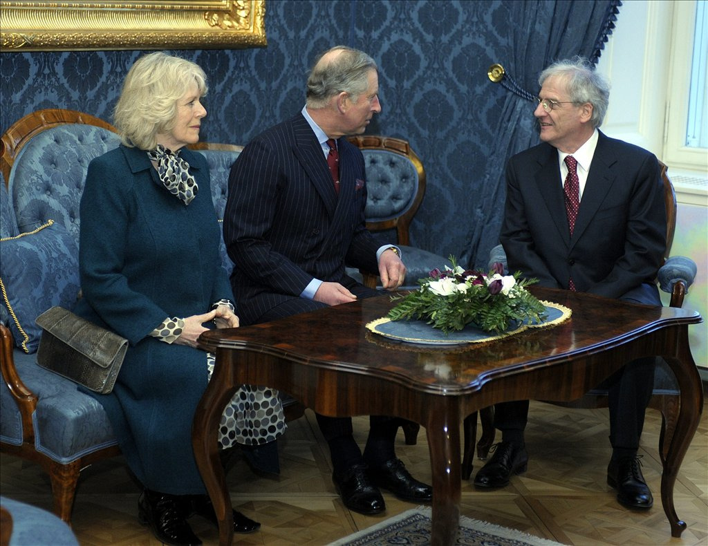 Sólyom László köztársasági elnök (j) fogadja a négynapos magyarországi látogatásra érkező Károly walesi herceget, brit trónörököst (b) és feleségét, Camilla hercegnőt (k) a Szent György téren.