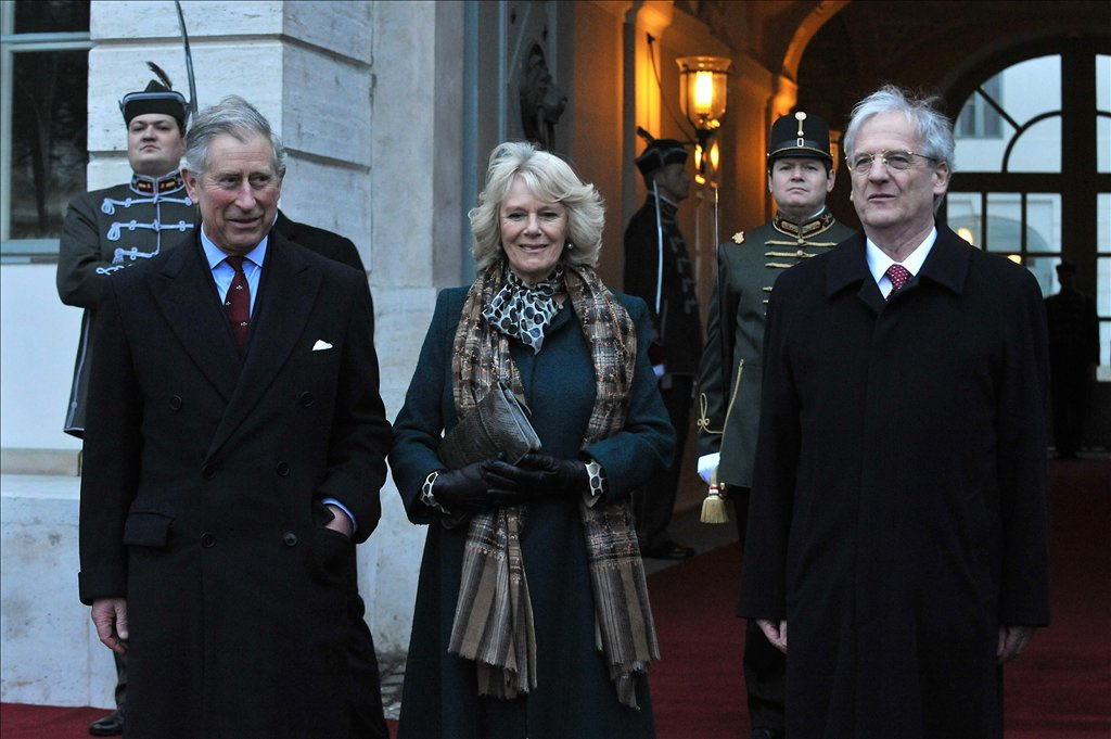 Sólyom László köztársasági elnök (j) fogadja a négynapos magyarországi látogatásra érkező Károly walesi herceget, brit trónörököst (b) és feleségét, Camilla hercegnőt (k) a Szent György téren.