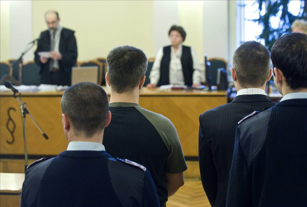 Fodor Endre tanácsvezető bíró ítéletet hirdet. Zuschlag Jánost nyolc év hat hónap börtönbüntetésre ítélte a Bács-Kiskun Megyei Bíróság.