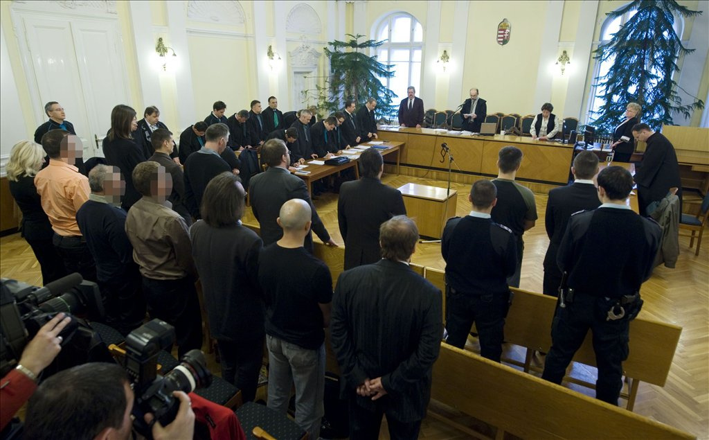 Fodor Endre tanácsvezető bíró ítéletet hirdet. Zuschlag Jánost nyolc év hat hónap börtönbüntetésre ítélte a Bács-Kiskun Megyei Bíróság.