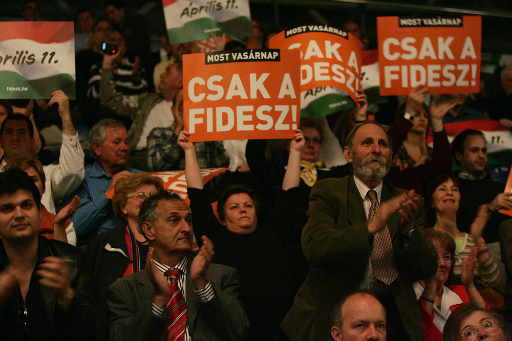 Orbánt többen is felállva tapsolták