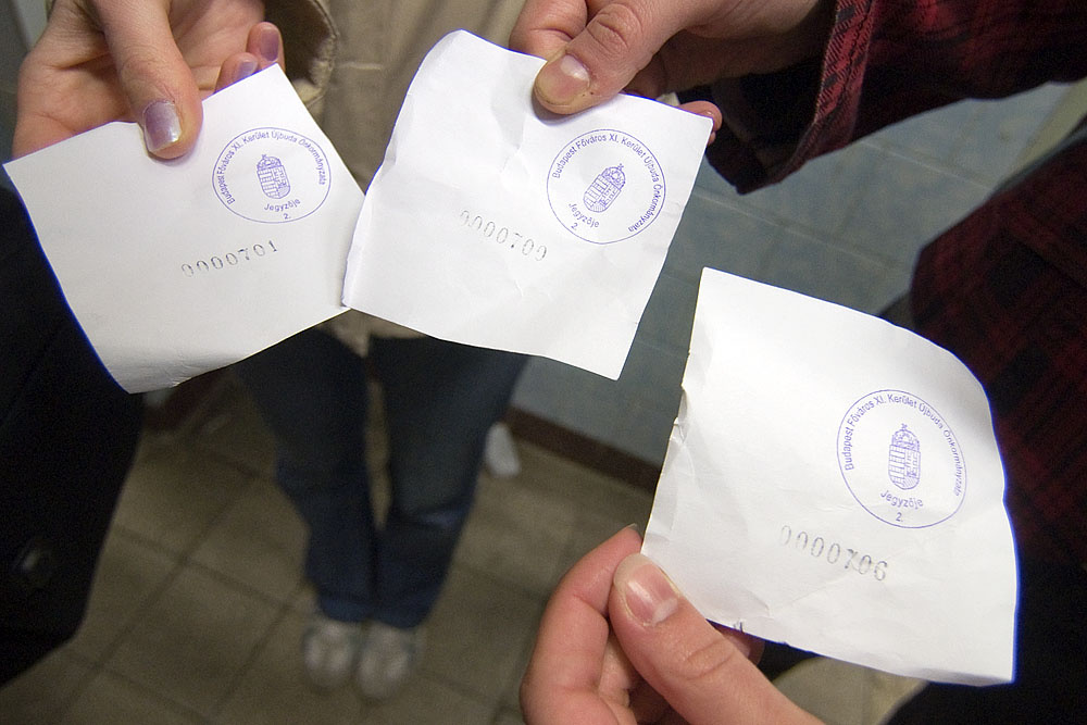 Fiatalok kártyáznak, a Bocsaki úti szavazókörben