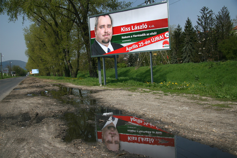 Akciós kólával és ásványvízzel is lehet koccintani a Fidesz győzelmére. 