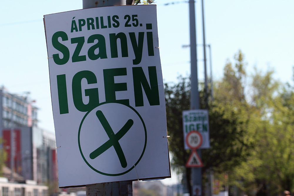 Akciós kólával és ásványvízzel is lehet koccintani a Fidesz győzelmére. 