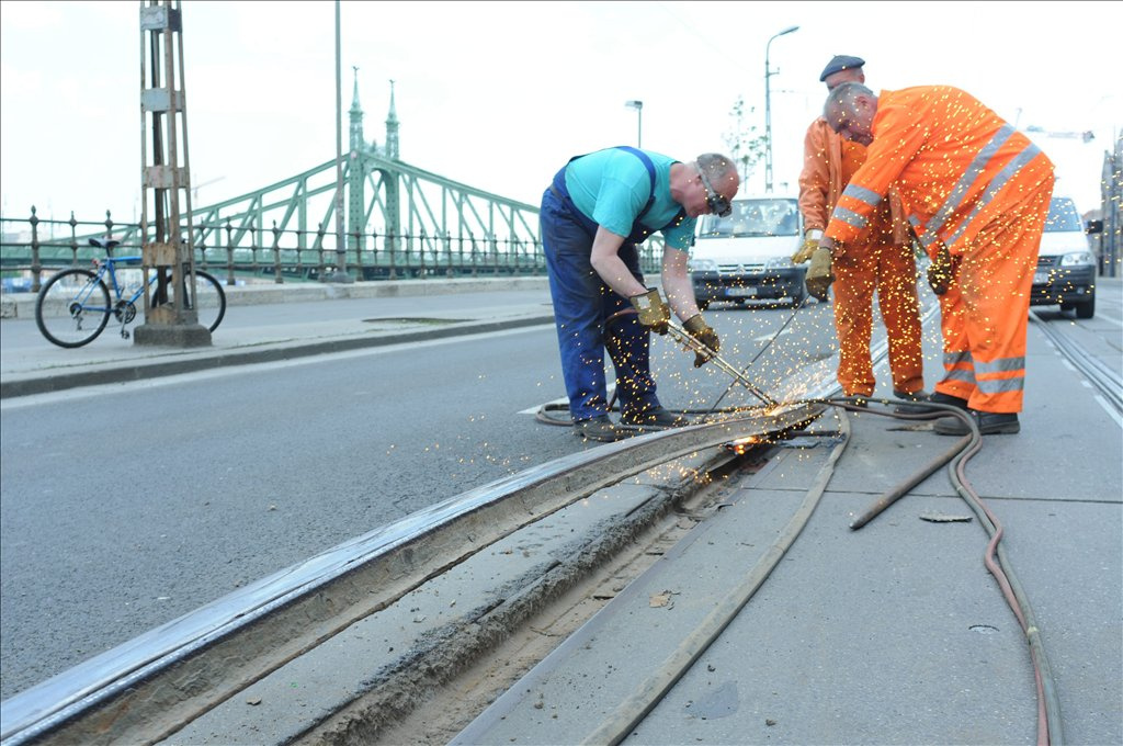 A felpúposodott sínek a 18-as, a 19-es és a 41-es villamost akadályozzák a Szent Gellért rakparton.