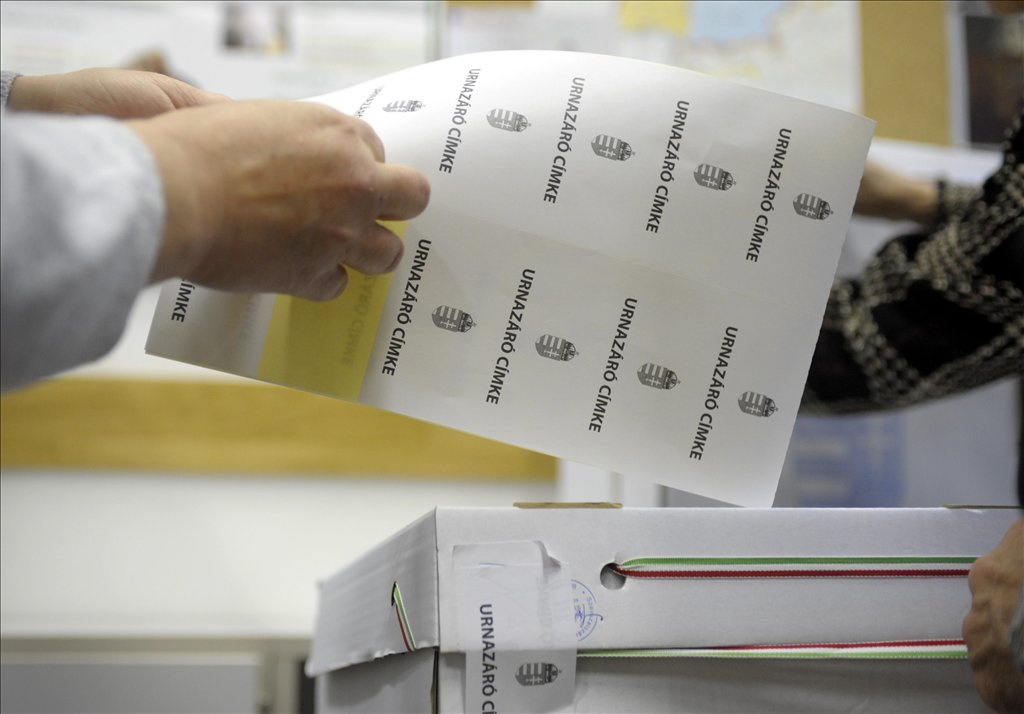 Egy választópolgár borítékba teszi a szavazólapot a szavazófülkében.