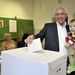 Szalay Péter a Fidesz képviselőjelöltje Olivér nevü unokájával a karján bedobja a szavazólapot a budapesti 19-es választókerület 16-os szavazókörében, a XIII. kerületi Hermann Ottó általános iskolában.