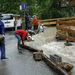 Emberek ideiglenes gátat építenek Felsőhámorban, miután az esőzések következtében megáradt és kiöntött a Szinva patak.