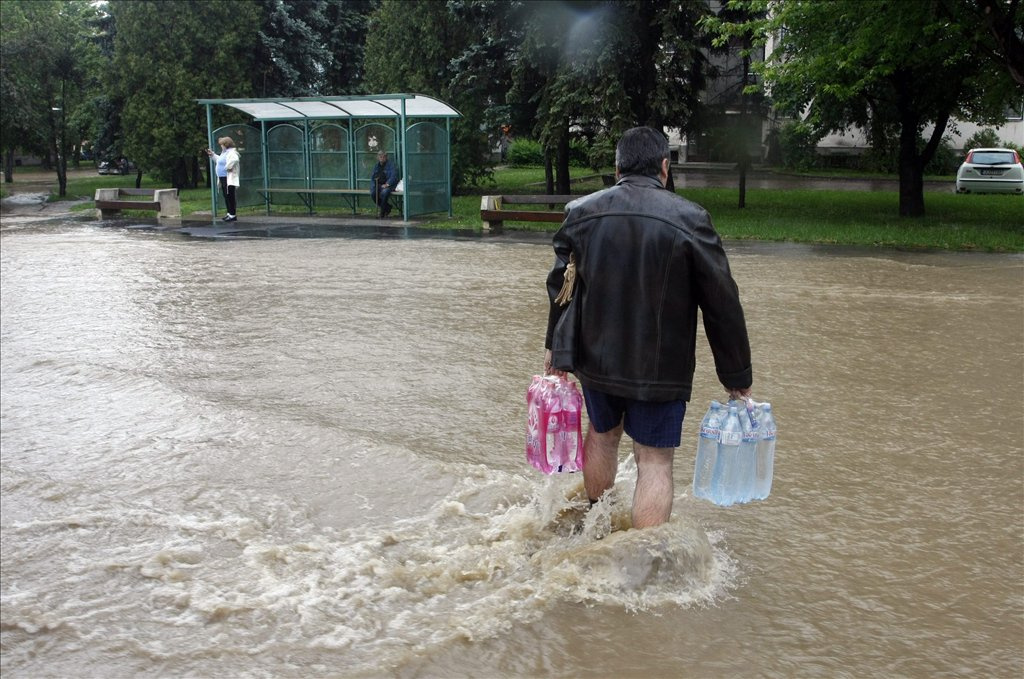 Emberek csónakkal közlekednek Miskolcon a Kilián városrészben, miután az esőzések következtében megáradt és kiöntött a Szinva patak.