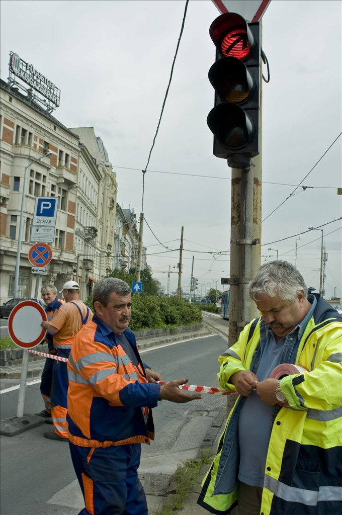 A parkoló autókat már korábban elszállították, a fővárosban nagy a torlódás