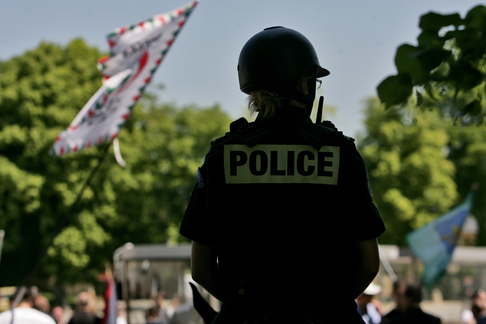Az ötven rendőr közül többen civil ruhában elvegyültek a tömegben