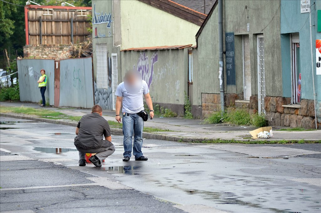 Rendőrök zárják le a Závodszky Zoltán utcát