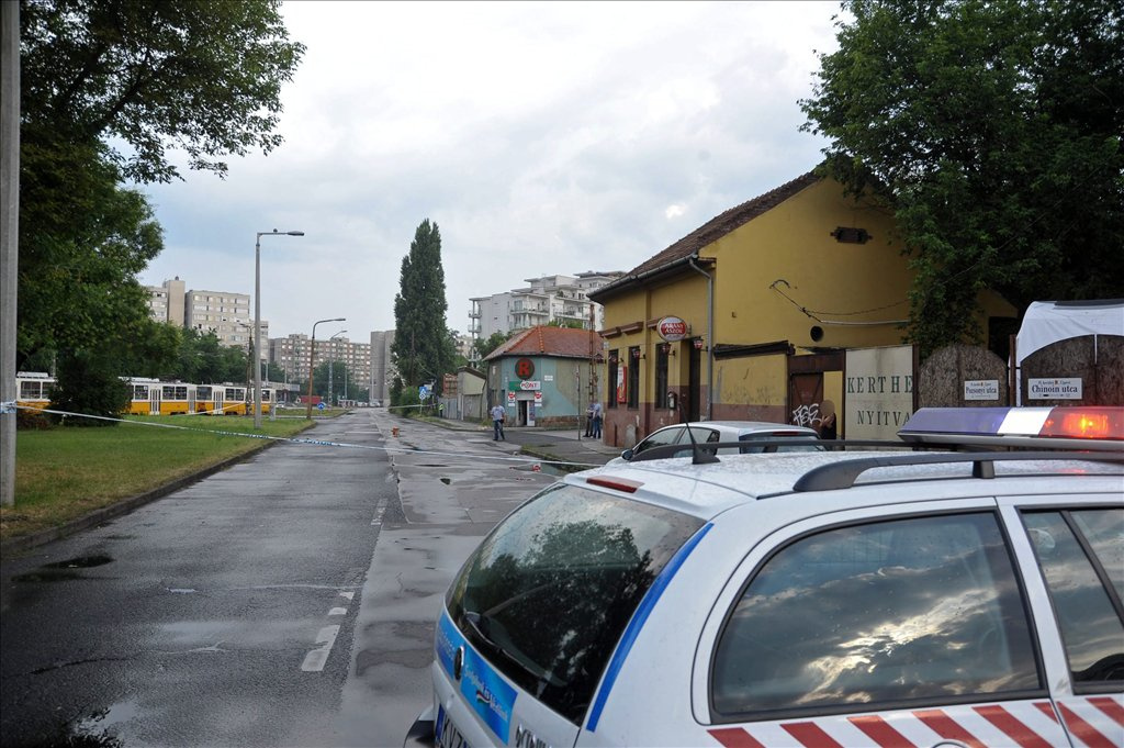 Rendőrök zárják le a Závodszky Zoltán utcát