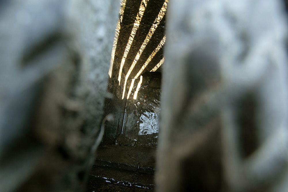 A Farkastoroki út, ahol a víz felbukkan.