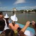 Gyerekek nézelődnek egy hajón a Dunán. A kormány meghívására 500, az árvízkárosult térségből származó gyermek vett részt egy hajókiránduláson.