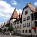Az épületek java részén a régi erdélyi faépítészet motívumai láthatók
