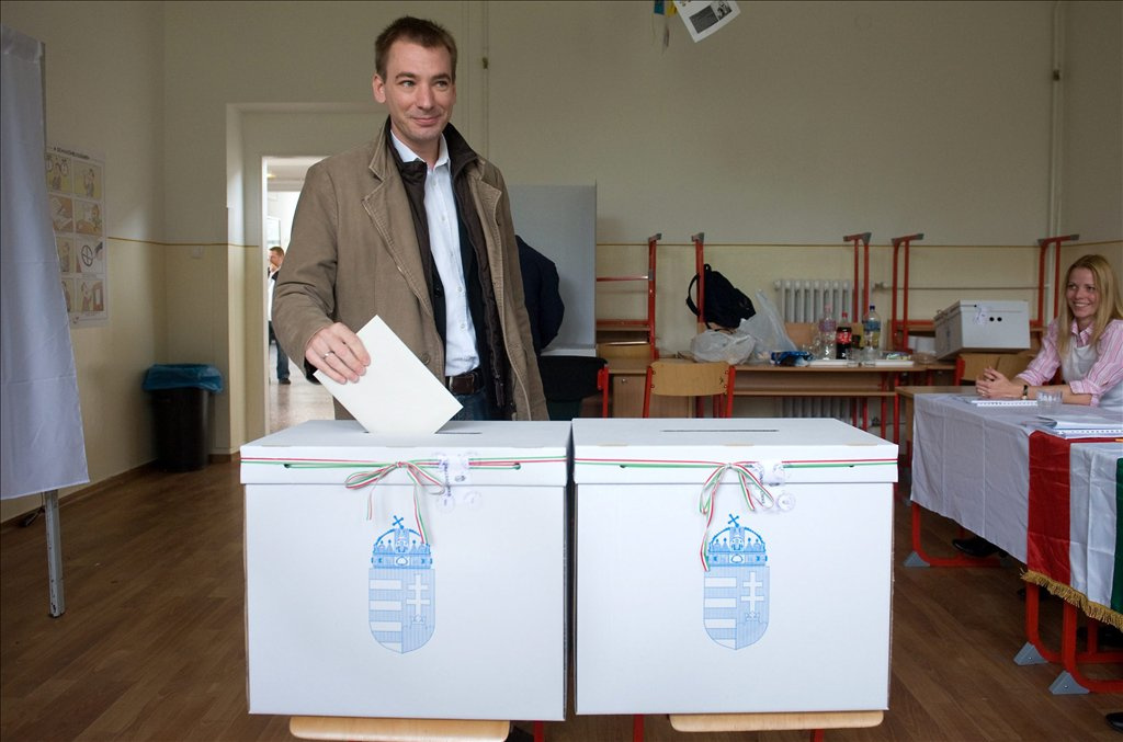 Budapest, 2010. október 3. A szavazatszámláló bizottság tagjai a szavazóhelyiség zárását követően az urnákból egy asztalra öntik a szavazólapokat a XVII. kerületi Zrínyi Miklós Általános Iskolában, a 42-es számú szavazókörben
