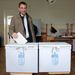 Budapest, 2010. október 3. Jávor Benedek, az LMP főpolgármester-jelöltje leadja szavazatát a Tamási Áron Általános Iskolában, a XII. kerületi 6-os számú választókerület 27-es szavazókörében