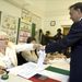 Budapest, 2010. október 3. Orbán Viktor miniszterelnök, a Fidesz elnöke átveszi a szavazólapokat a Zugligeti Általános Iskolában, a XII. kerületi 12-es számú választókerület 53-as szavazókörében