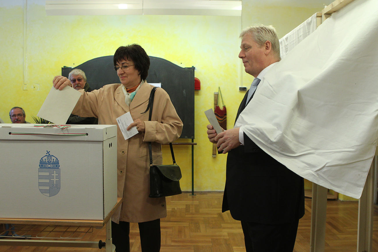 Budapest, 2010. október 3. A szavazatszámláló bizottság tagjai a szavazóhelyiség zárását követően az urnákból egy asztalra öntik a szavazólapokat a XVII. kerületi Zrínyi Miklós Általános Iskolában, a 42-es számú szavazókörben
